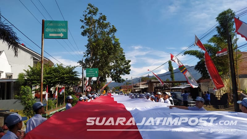 Semangat Kemerdekaan, Bendera Sepanjang 77 Meter Terbentang di Pujon