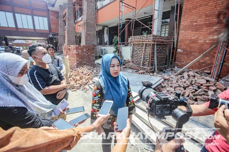 Facade Gedung Setdakot Ambruk, Wali Kota Mojokerto Peringatkan Kontraktor Tepat Mutu