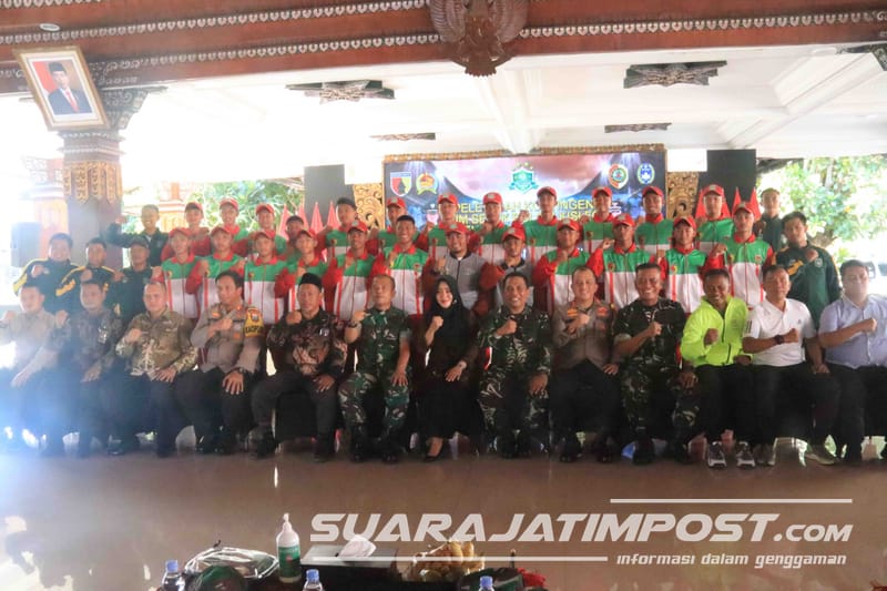 Sesi foto bersama pelepasan Tim eLKISI FC ke Piala Kasad Liga Santri PSSI Tingkat Nasional
