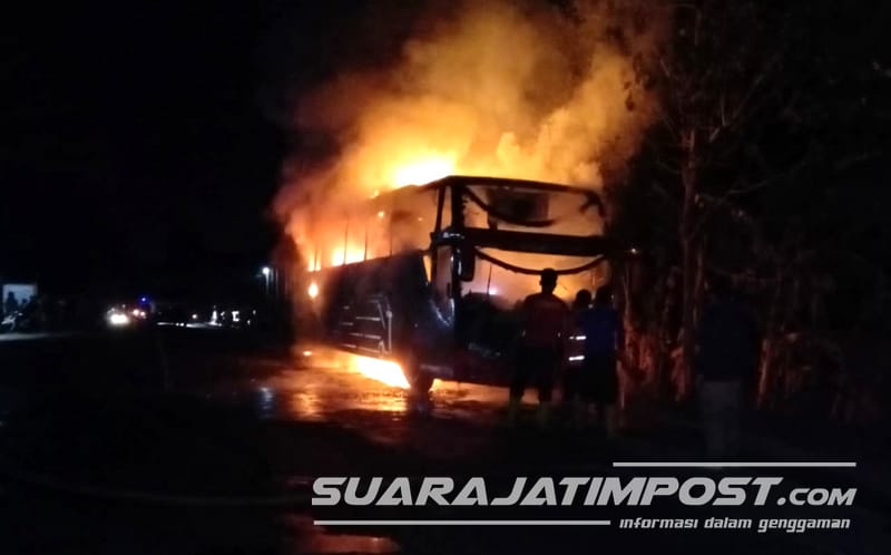 Bus Lintas Jawa Bali Ludes Terbakar di Jalur Pantura Situbondo