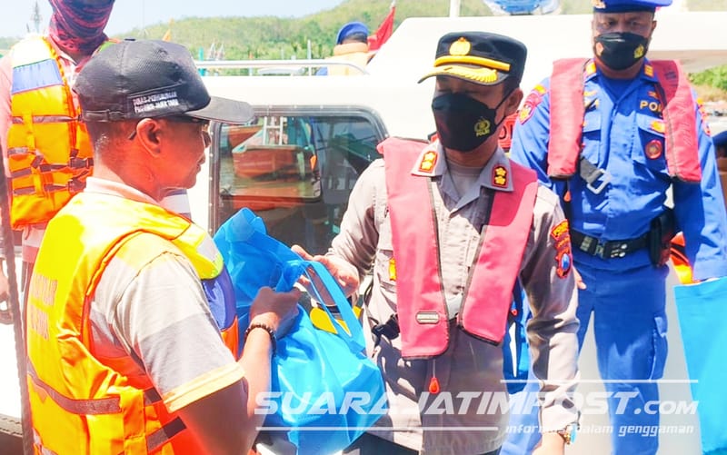 BBM Melambung Naik, Polres Jember Bagi Sembako Dikampung Nelayan 