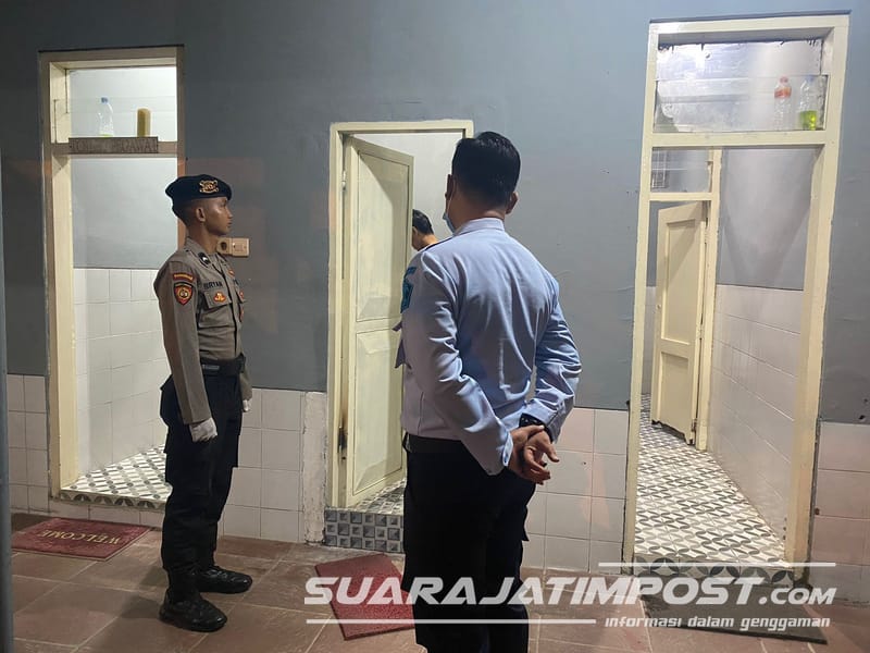 Petugas mengawasi warga binaan lapas Mojokerto saat mengambil sample urine untuk dites
