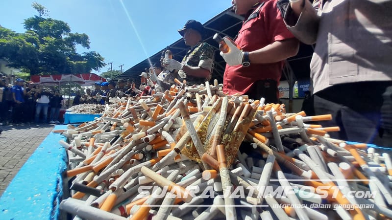 Jutaan Batang Rokok dan Ribuan Liter Minol Ilegal Dimusnahkan Bea Cukai Banyuwangi
