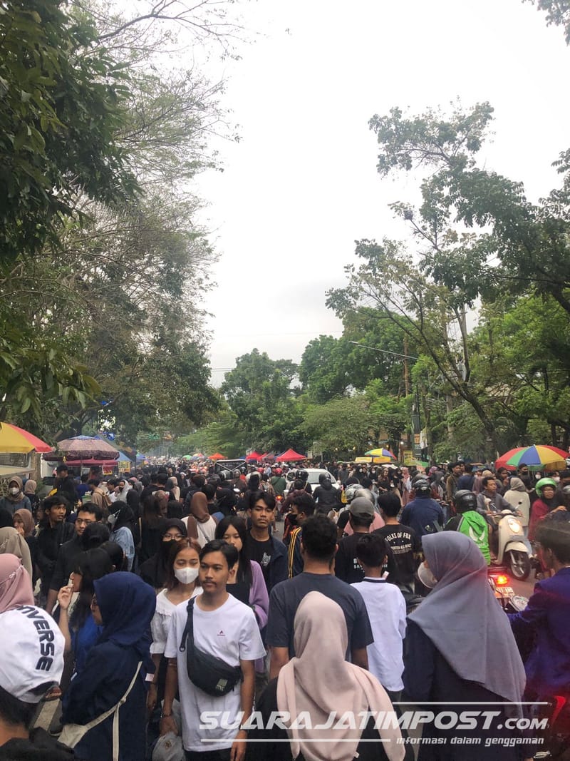 Pecah! Pasar Takjil Jalan Surabaya Diserbu Pemburu Kuliner