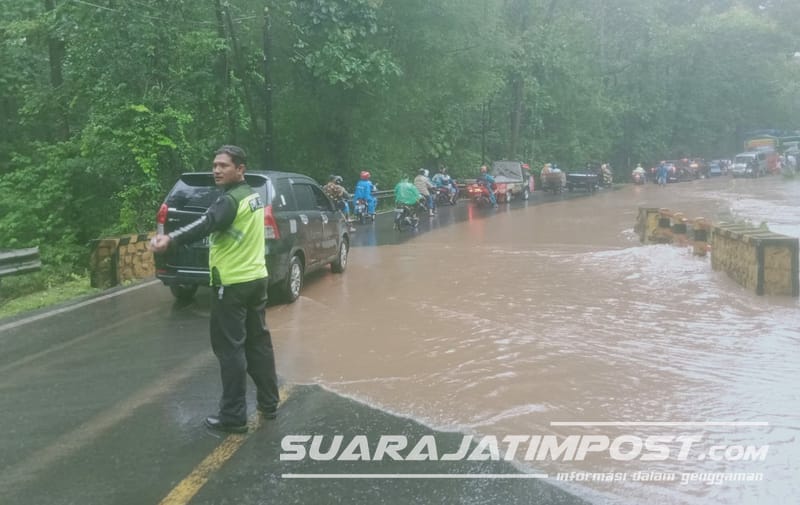 Jalur Pantura Hutan Baluran Situbondo Tergenang Banjir, Arus Lalu Lintas Macet