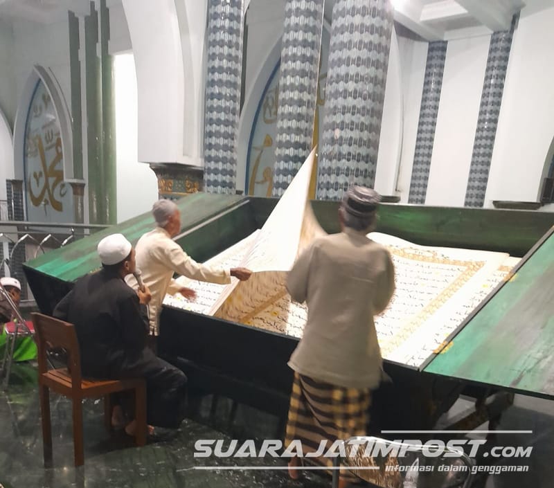 Melihat Tadarus Al-quran Raksasa di Banyuwangi, Perlu 2 Orang Untuk Membalik Setiap Halamannya