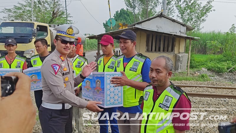 Kadang Lantas Polres Mojokerto memberikan bingkisan kepada relawan penjaga perlintasan kereta api Damarsi