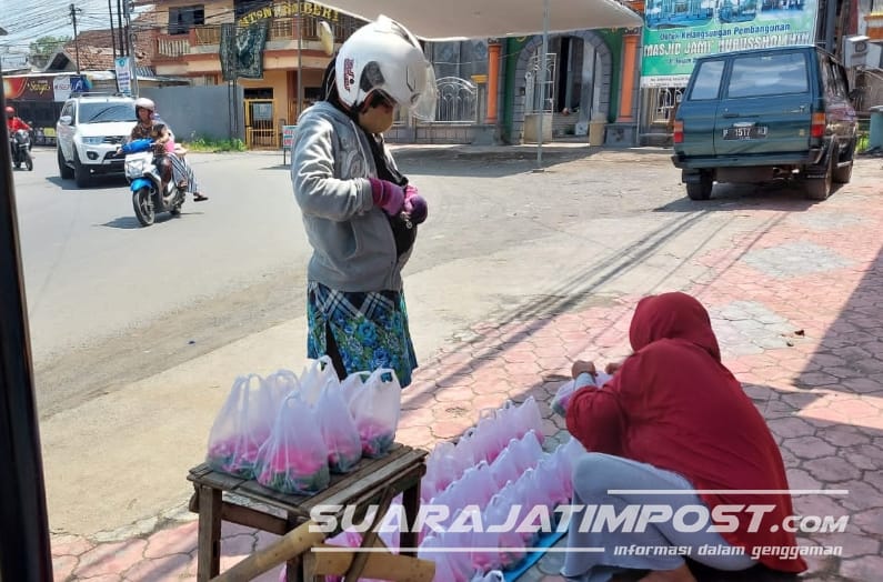 Jelang Ramadan, Pedagang Bunga Pinggir Jalan di Jember Naik Omzet