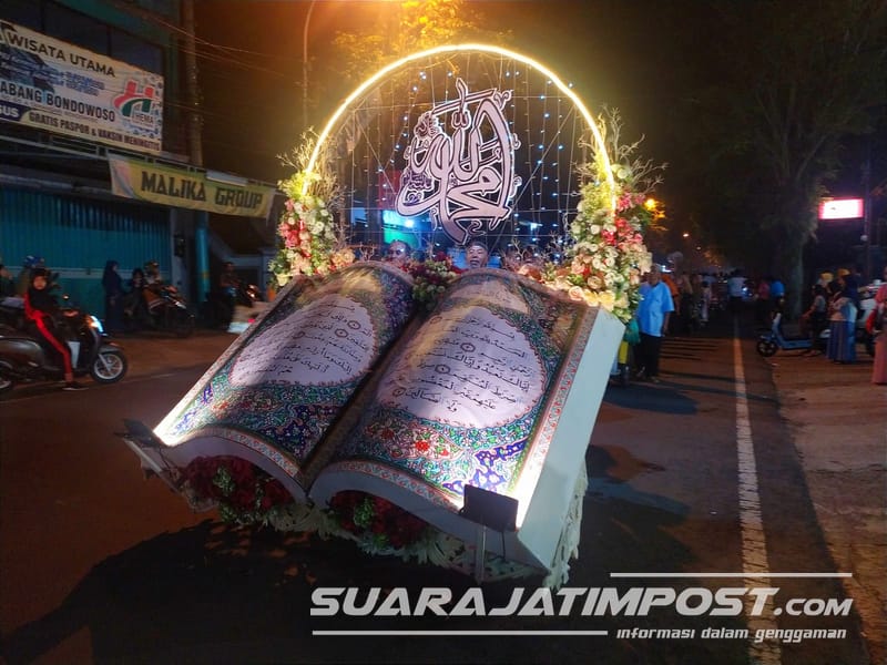 Miniatur Al-Qur'an yang menjadi ikon pawai taaruf di Kelurahan Tamansari, Kecamatan Kota Kabupaten Bondowoso