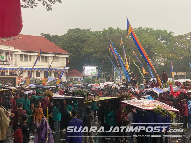 Diwarnai Hujan Lebat, Ribuan Massa Aksi Demo UU Ciptakerja di Malang