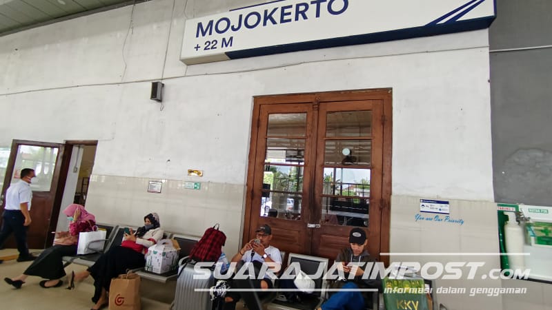 Ruang tunggu penumpang Stasiun Mojokerto