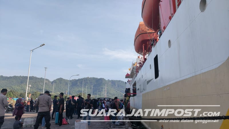  Ratusan Warga Madura Berangkat Mudik via Pelabuhan Tanjungwangi 