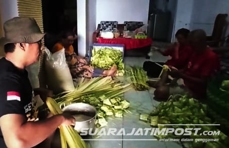 Proses pembuatan anyaman ketupat