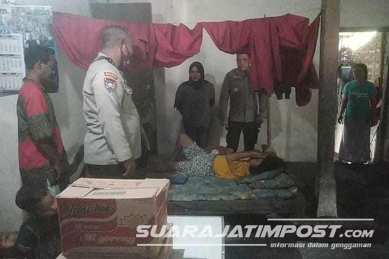 Kapolsek  Ringinrejo AKP Joko Suparno ketika menyerahkan bantuan kepada keluarga Mukti Rahayu, Sabtu (8/4/2023). ( Humas Polsek Ringinrejo for SJP)