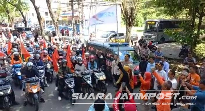 May Day, Ribuan Buruh Diberangkatkan Bupati Mojokerto ke Surabaya