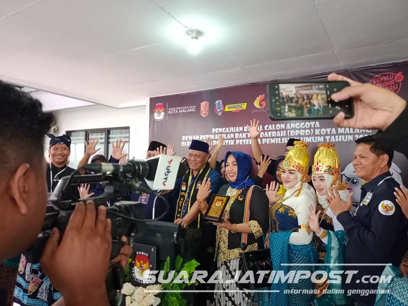 Ken Arok-Dedes Antar Bacaleg NasDem Kota Malang Daftar ke KPU