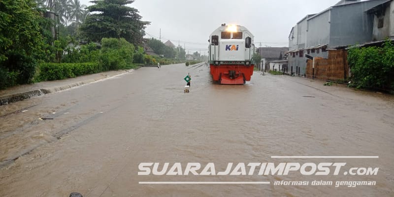 Rel Tergenang Banjir, KA Sritanjung Tertahan se-Jam di Kalibaru Banyuwangi 