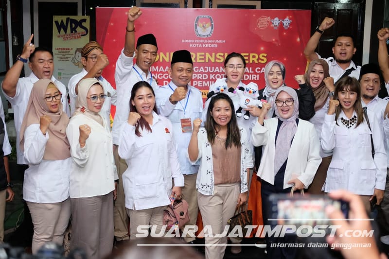 Sejumlah pengurus DPC Partai Gerakan Indonesia Raya (Gerindra) Kota Kediri mendatangi KPU Kota Kediri, Minggu (14/05/2023) Malam. (Bams/SJP)