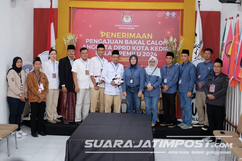 Sejumlah pengurus DPC Partai Gerakan Indonesia Raya (Gerindra) Kota Kediri mendatangi KPU Kota Kediri, Minggu (14/05/2023) Malam. (Bams/SJP)