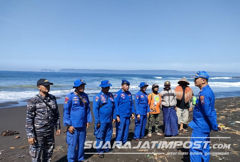 Caption:Tim Gabungan Lakukan Proses Pencarian di Pinggir Laut Sepanjang Pesisir selatan Jember.(Ulum/SJP)
