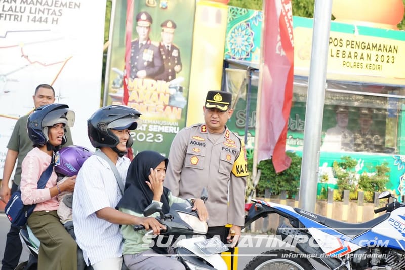 Kapolres Kediri AKBP Agung Setyo Nugroho ketika turun lagsung mengurai arus lalu lintas di Simpang Mengkreng. (Polres Kediri for SJP)