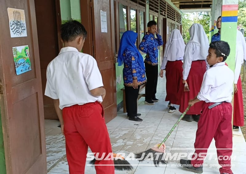 Tahun Ajaran Baru Mulai, Atap Ruang Kelas SD Di Jember Ambruk