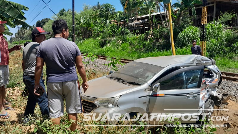 Mobil Avanza Tertabrak KA Pandanwangi, Korban Berhasil Selamat